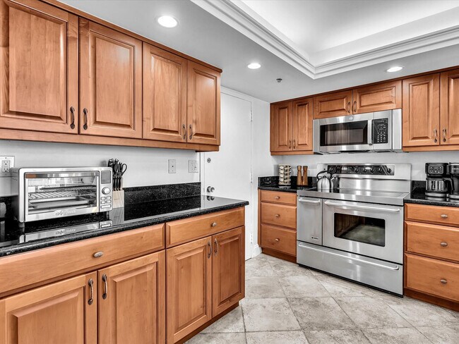 Building Photo - 1150 Hillsboro Mile