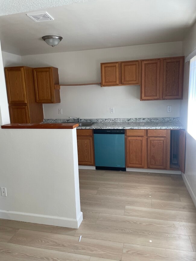 Kitchen - 1582 E Davidson St