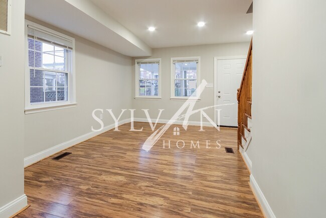 Foto del edificio - Prepare to be impressed by this 5 bedroom,...