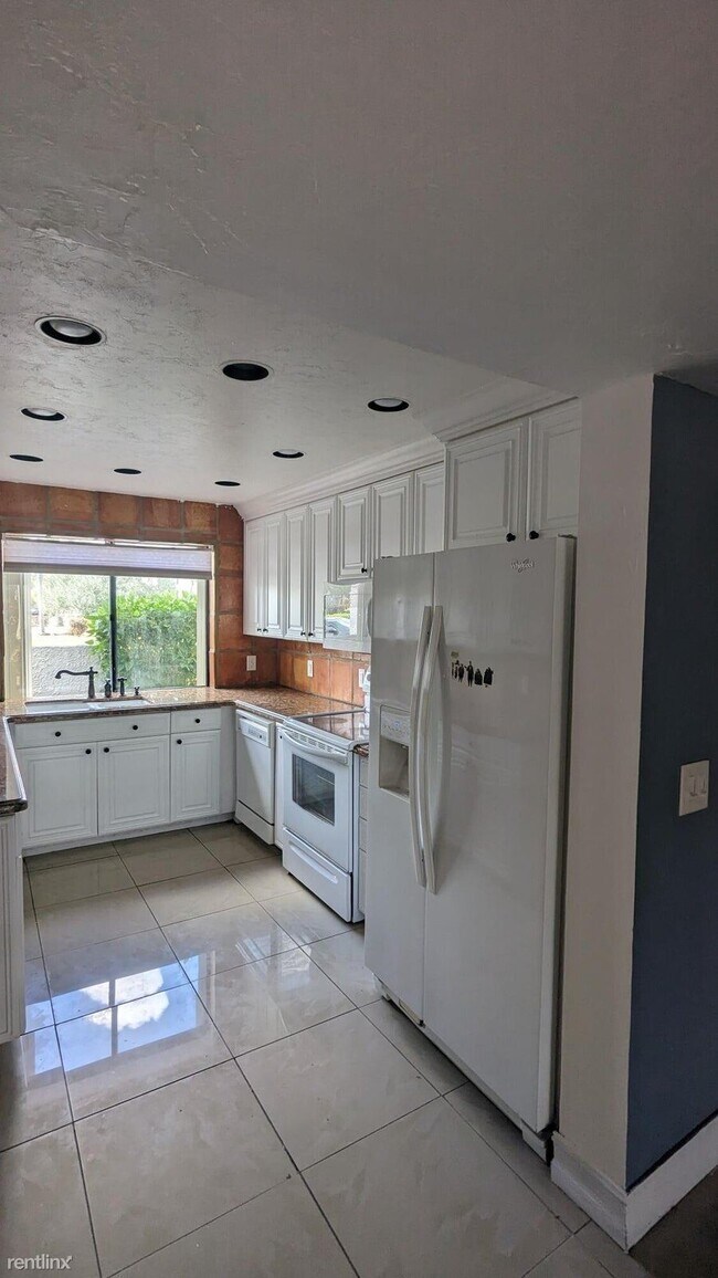 Building Photo - 3 br, 2.5 bath House - 4360 Fountains Dr #...