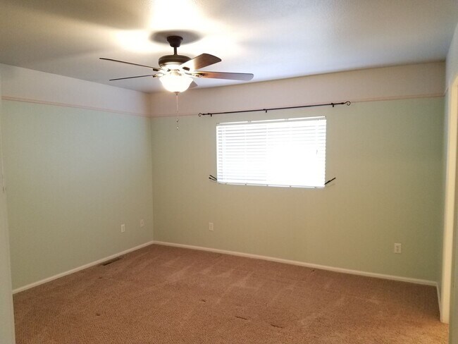 Building Photo - House For Lease