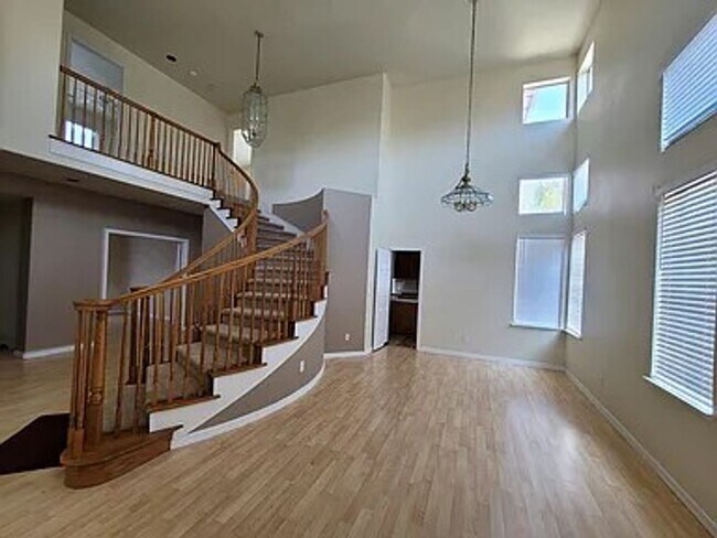 Building Photo - Spacious 4 Bed 3 Bath Home with a Pool!