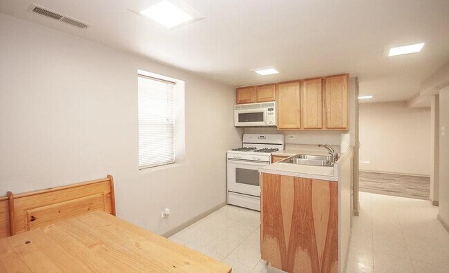 Kitchen - 5434 N Lotus Ave