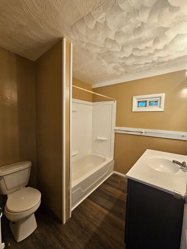 Building Photo - 3 bedroom home with fenced yard