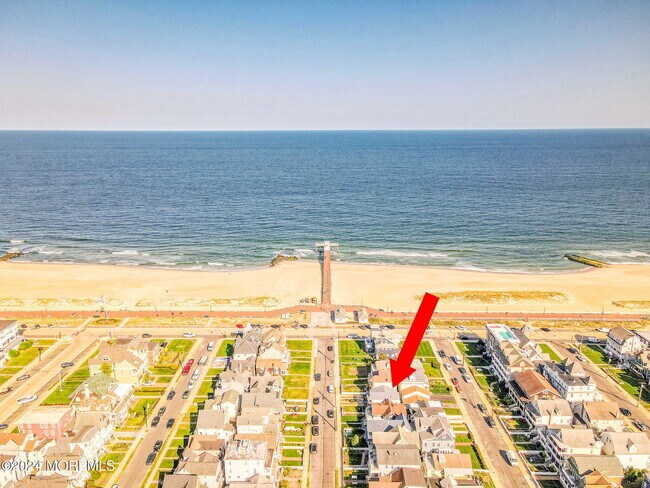 Foto del edificio - 6 1/2 Embury Ave