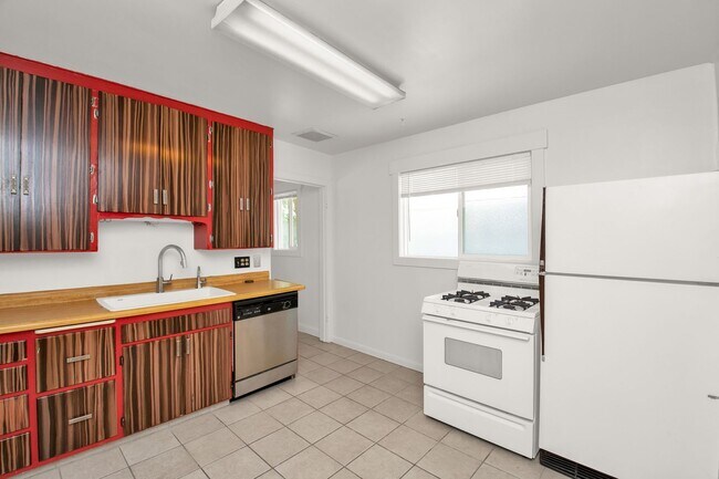 Building Photo - A Gardners Dream 2 Bed 1 Bath Home in Amazing SLC Location! Available NOW!