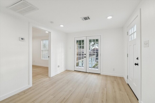 Photo - 711 E 32nd St Apartment