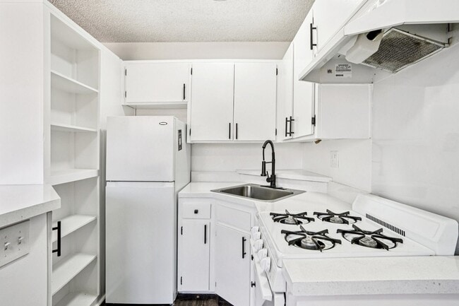 Interior Photo - 238 South Serrano Ave