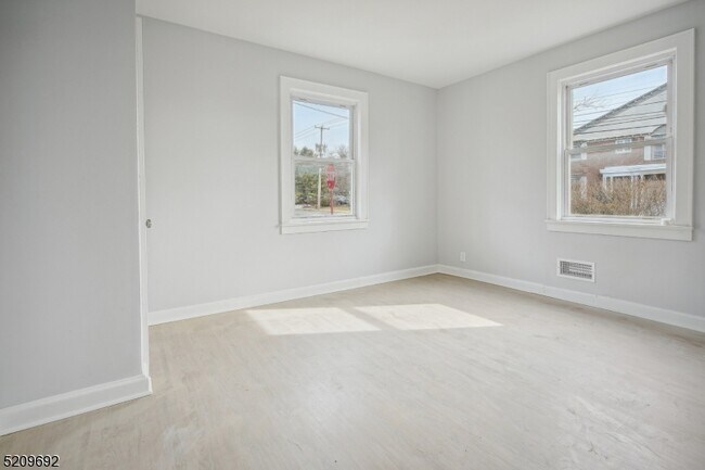 Building Photo - 2 Meeker Pl