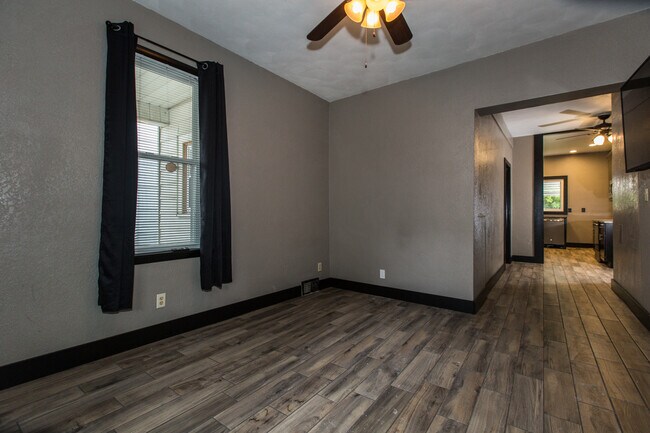 Foto del edificio - 582 W 17th St