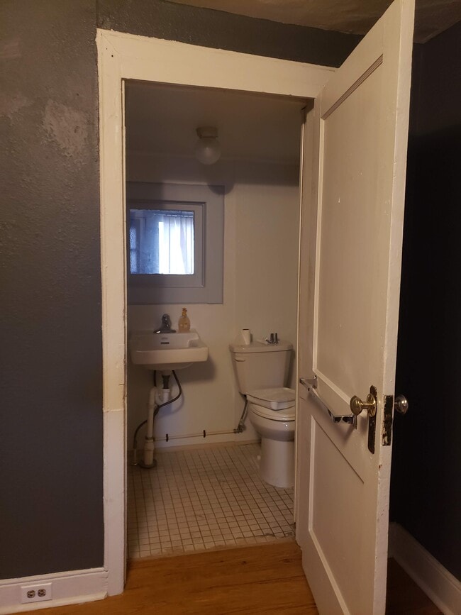 Full Bathroom - 232 N Shippen St