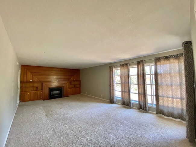 Foto del edificio - Stunning 4-Bedroom Home with Spacious Bedrooms Available for Summer 2026 Pre-Lease