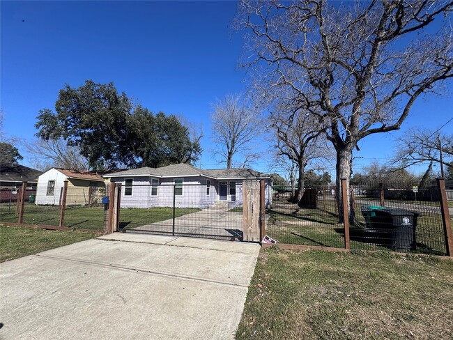 Foto del edificio - 4529 Dewberry St