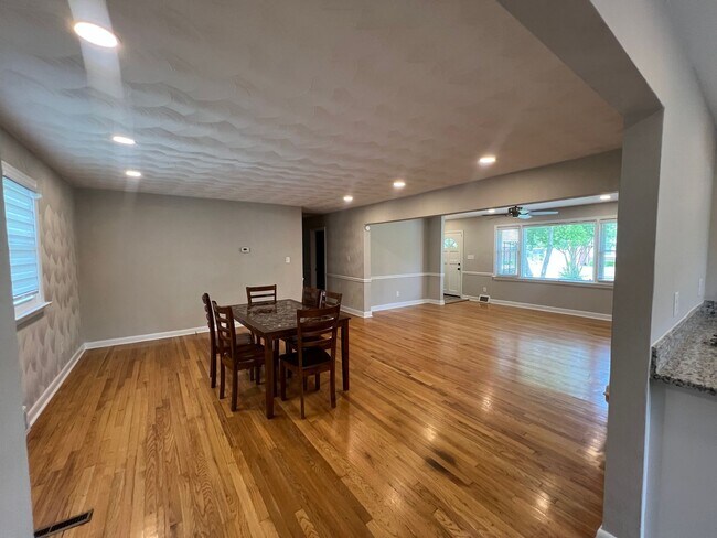 Building Photo - Updated and Spacious ranch in CAMELLIA ACRES