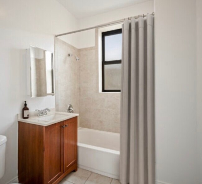 Foto del edificio - 813 W Waveland Ave