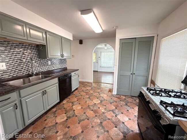 Foto del edificio - 5645 Fenton St