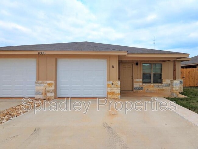 Building Photo - 1005B Kerr Ct