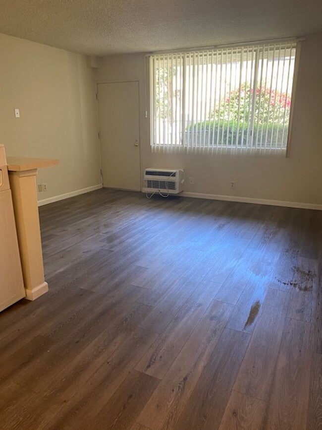 Building Photo - Beautiful One Bedroom