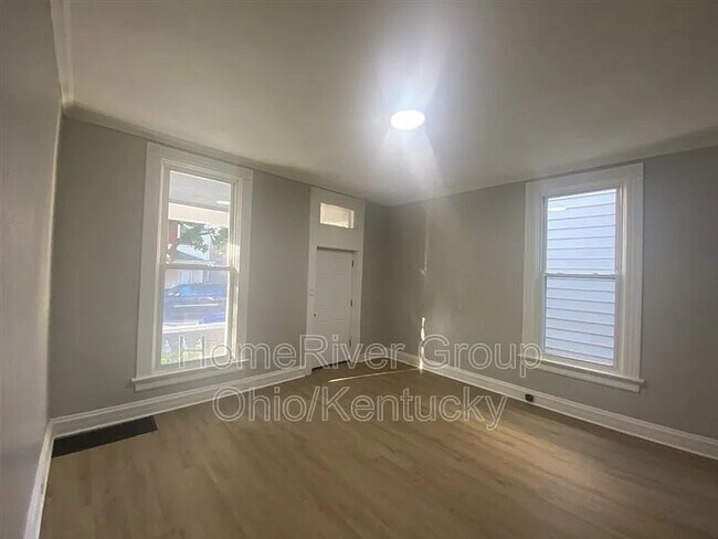 Foto del edificio - 329 E 16th St