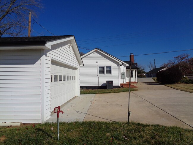 Building Photo - Kernersville Location-2 Bedroom House