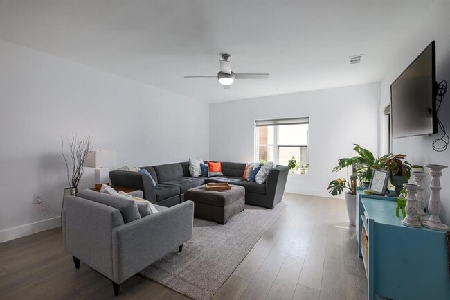 Building Photo - 2213 Poquito St