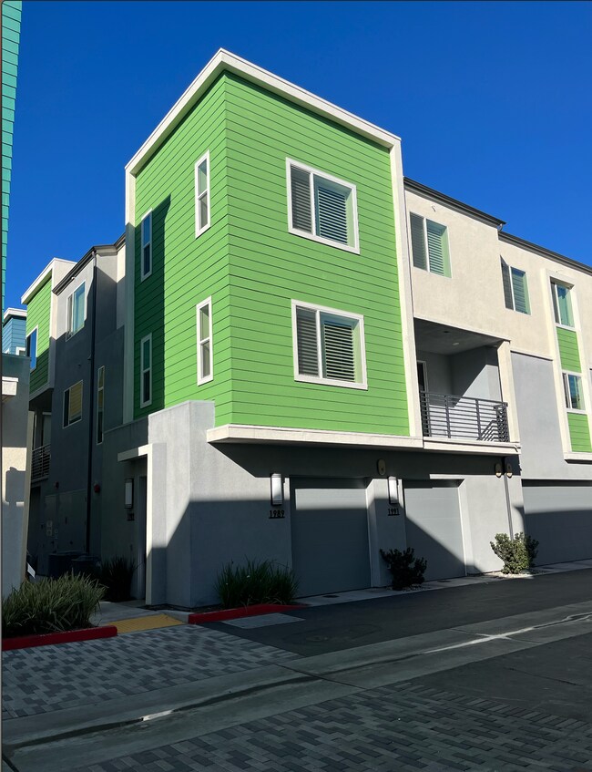 Frente y garaje de casa, balcón. - 1989 Affinity Ln