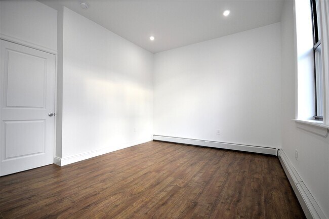 Building Photo - 322 56th St
