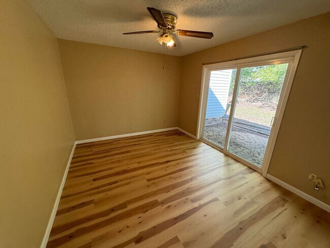 Foto del edificio - Partial Utilities Included • 2 Bed/ 1 Bath...