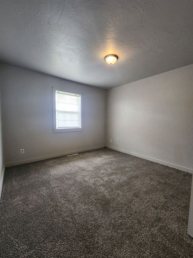 Building Photo - 129 Villa Dr