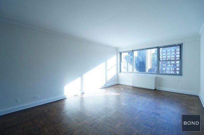 Foto del edificio - 353 E 83rd St