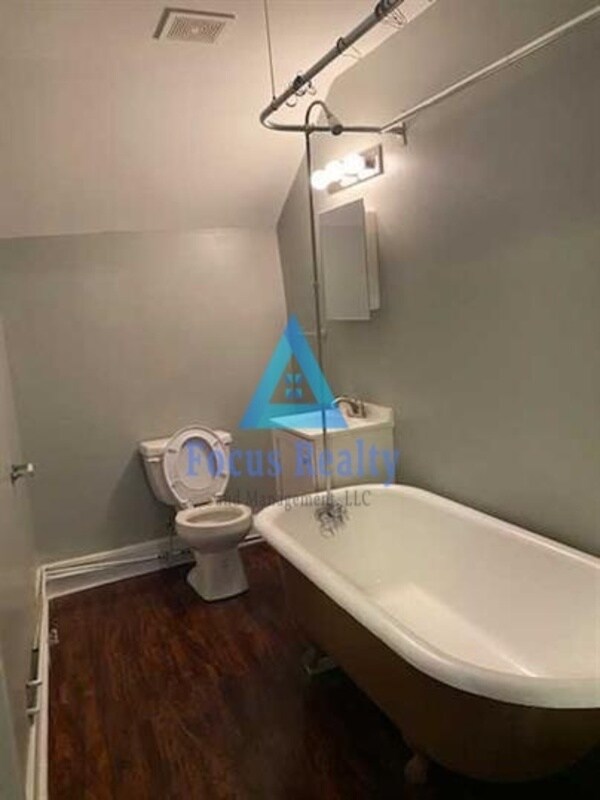 Building Photo - 140 E 6th Ave