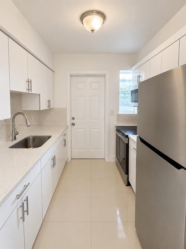 Foto del edificio - 8215 Crespi Blvd
