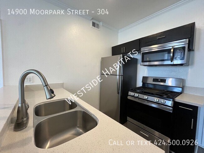 Building Photo - 14900 Moorpark St