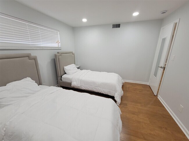 Foto del edificio - 9411 N Hollybrook Lake Dr