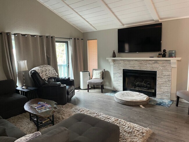 Building Photo - Completely remodeled 2 bedroom home with g...