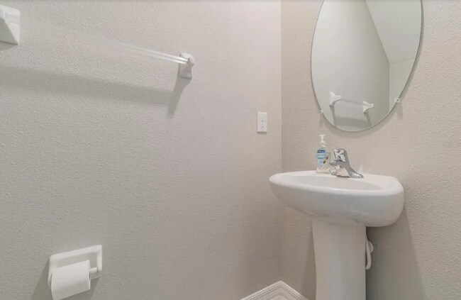 Foto del edificio - Beautiful 4 BR 2.5 BA home in desirable Ly...