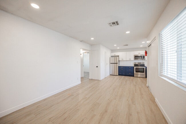Building Photo - 719 N 12th Ave