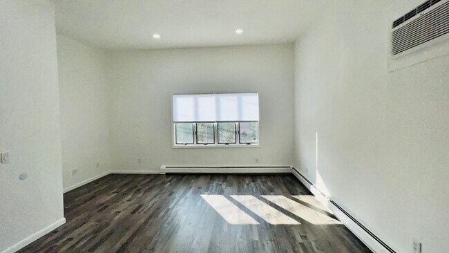 Large Living Room - 5406 Kennedy Blvd W