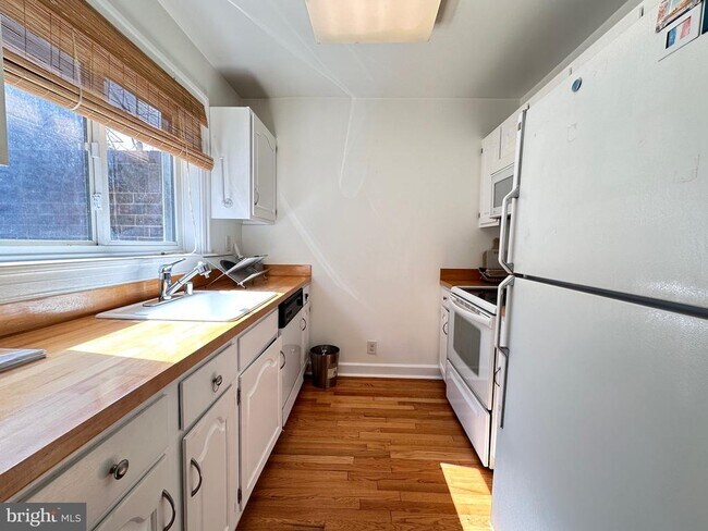 Foto del edificio - 1212 Eton Ct NW