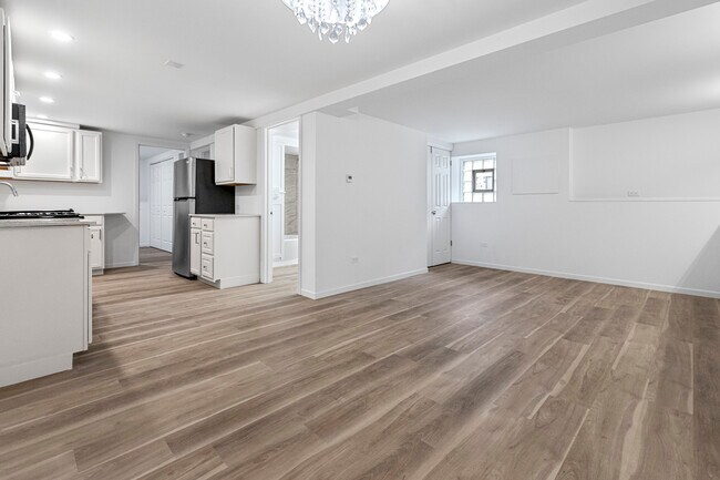 Foto del edificio - 4701 W Berteau Ave