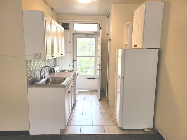 Interior Photo - 1026 E Lyon St