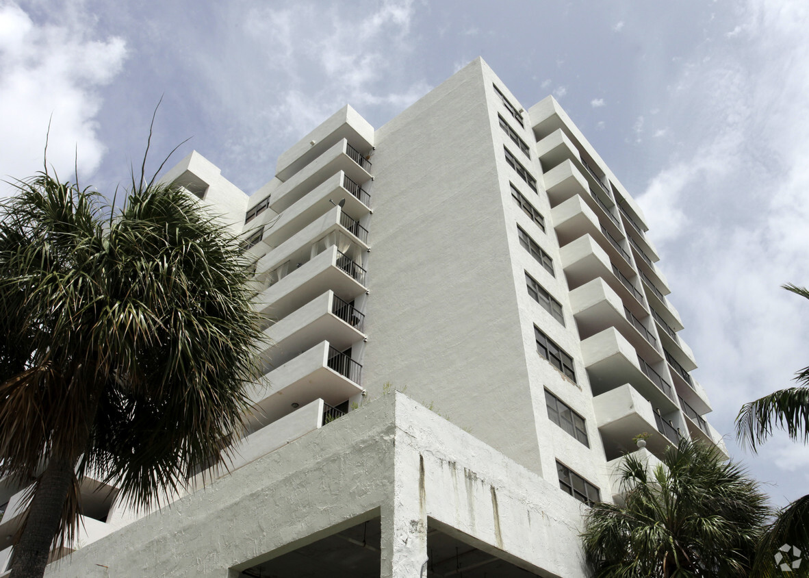 Foto del edificio - 700 NE 26th Ter