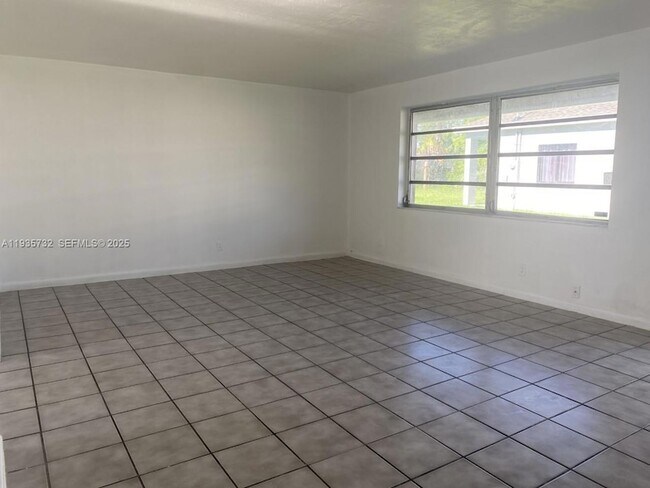 Foto del edificio - 5904 SW 27th St