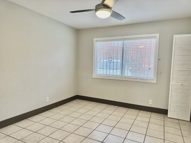 Foto del edificio - Chic 2-Bedroom Condo in Heart of Las Vegas...