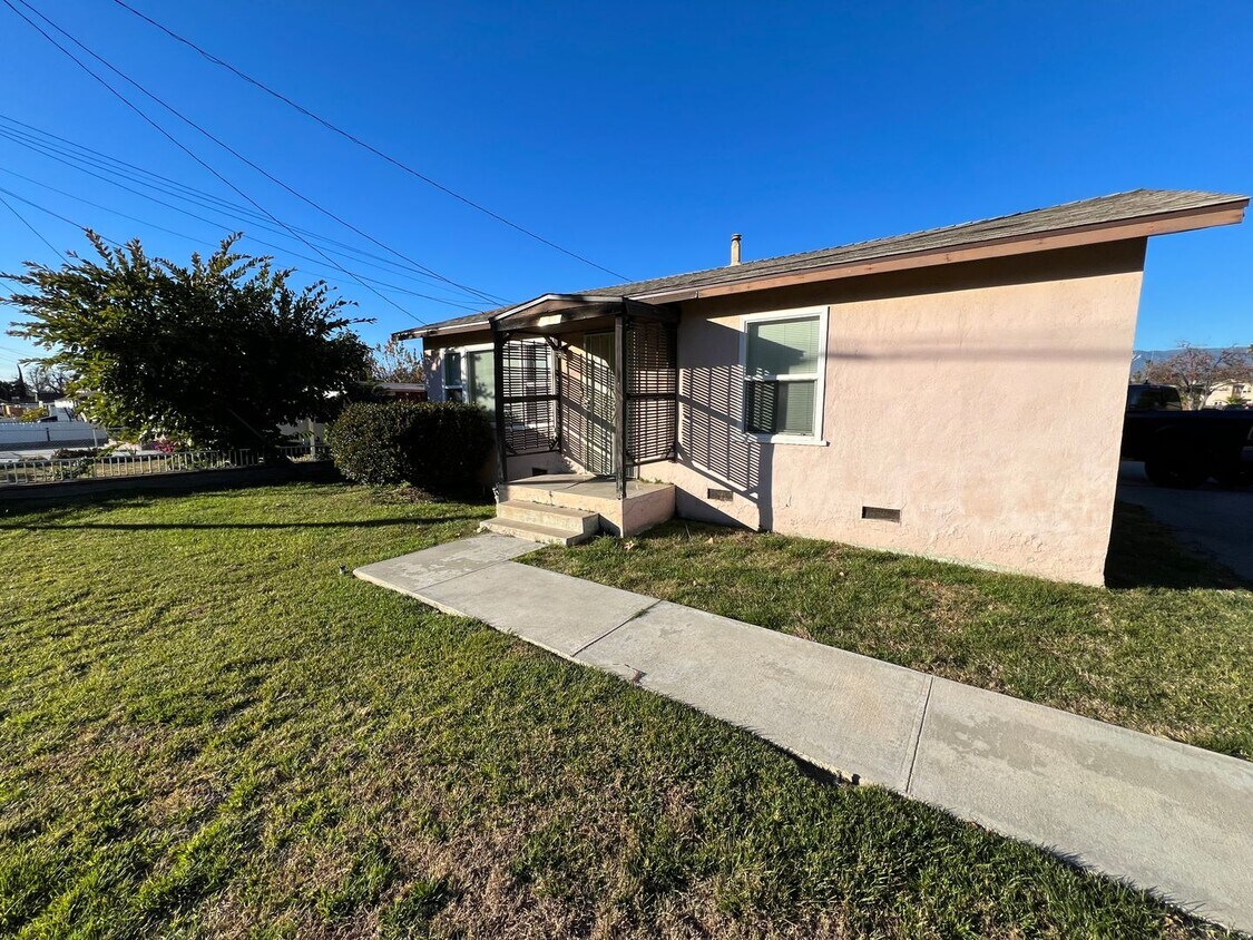 Primary Photo - Spacious 2 bedroom house.