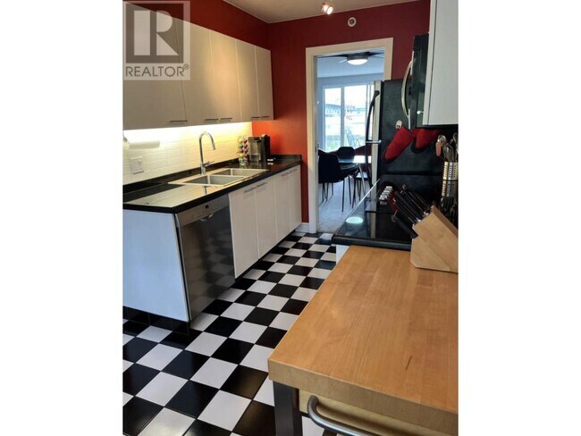 Photo du bâtiment - 888-888 Beach Ave