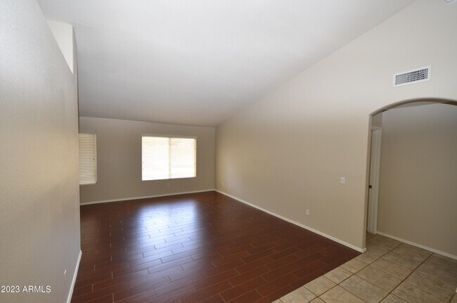 Building Photo - 871 W Horseshoe Ave