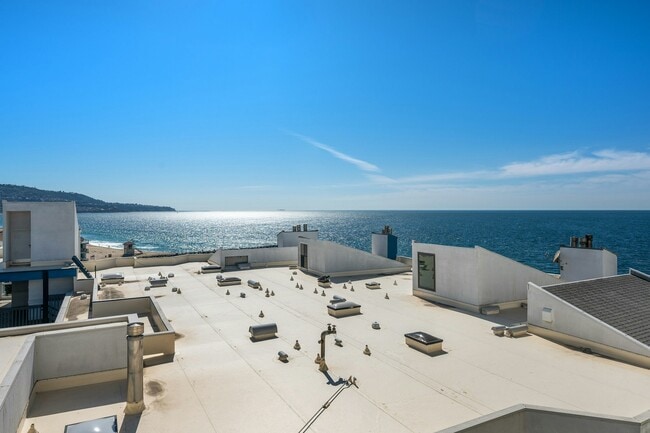 Building Photo - 565 Esplanade