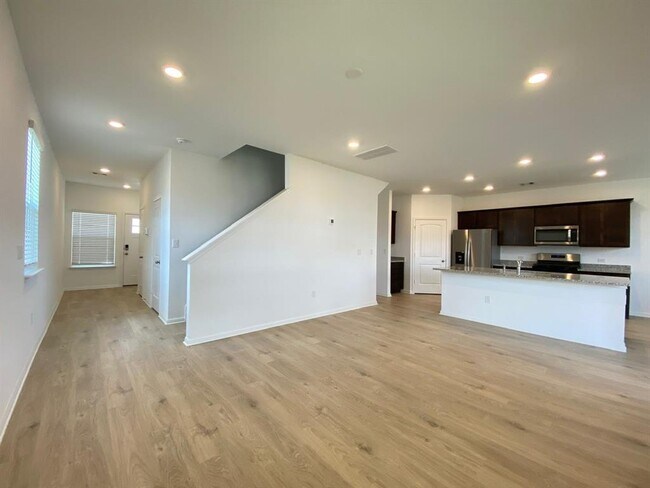 Building Photo - 412 Brody Ln
