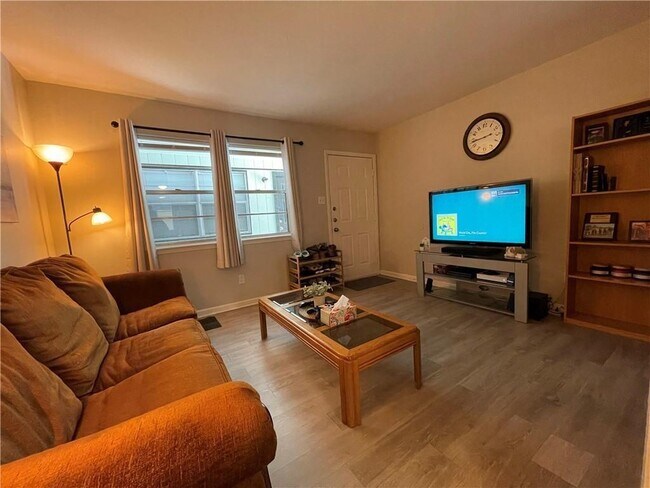 Foto del edificio - 4302 Emerald Dr